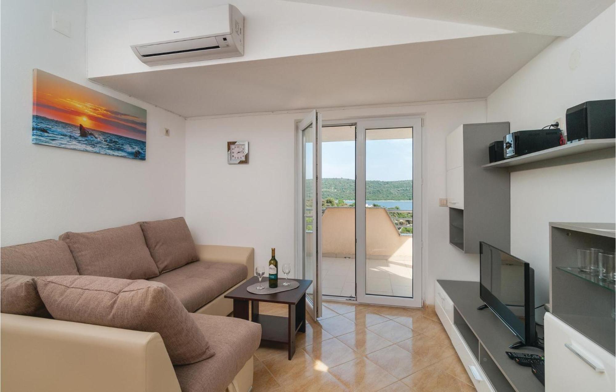 Stunning Apartment In Sevid With Kitchen ภายนอก รูปภาพ
